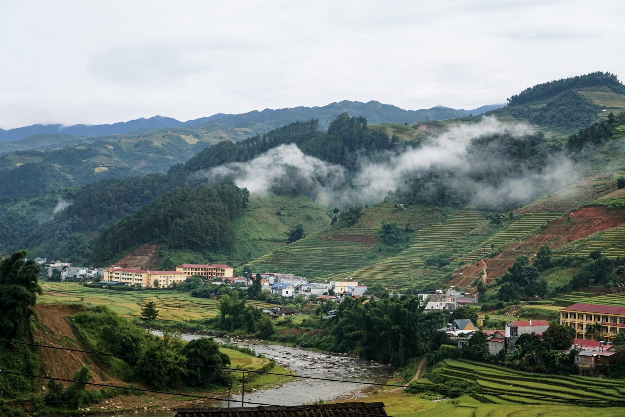 Khung cảnh núi đồi và mây phủ trên hành trình Dím Ơi Lên Xe